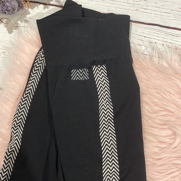 Monreal London Black Hi-tech Seamless High Rise Chevron Stripe Leggings - Picture 11 of 12